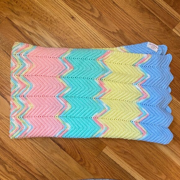 VTG Hand Knit 44 x 25" Baby Blanket Lap Blanket Pastel Chevron Made By Grandma - Picture 5 of 8